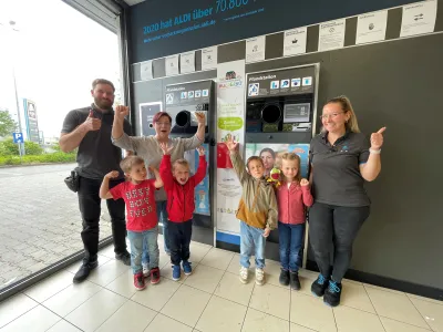 Spendenwand Aldi Weeze Bullerbü Mit Aldi MA Gruppenfoto 1